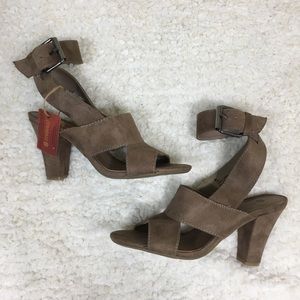 Makalu Jag NWT Ankle Strap Sandals